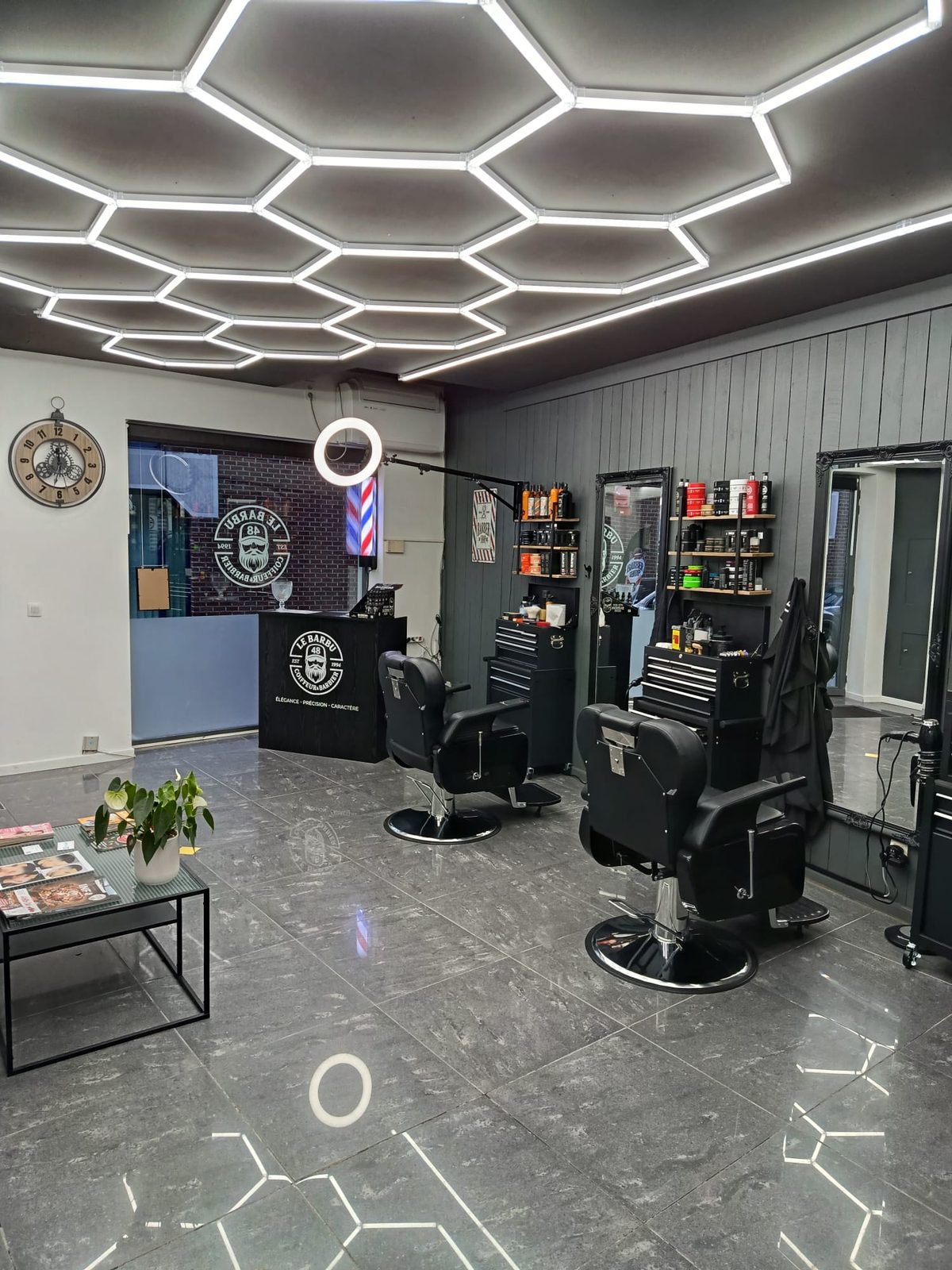 Le salon : fauteuils de barbier sous le plafond hexagonal
